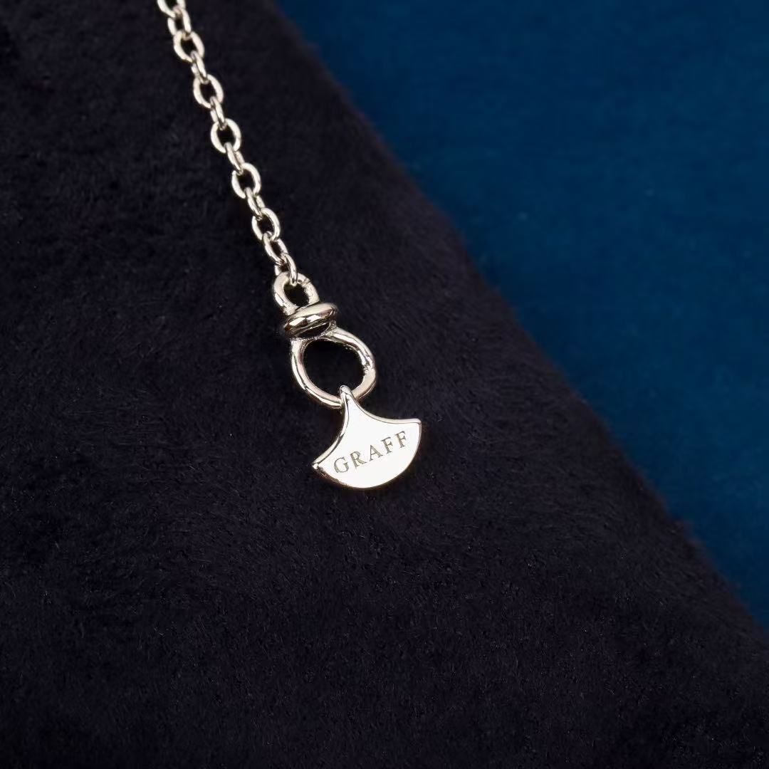 Five-flower necklace, made of 925 sterling silver. It is from a high-end design brand. You know the reputation of this brand.